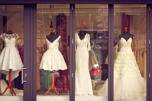 Půjčování společenských a svatebních šatů